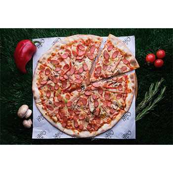 Пицца с охотничьими колбасками и индейкой Craft pizza (Юнусабад)