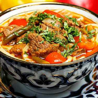 Лагман по-уйгурски Shohona Oilaviy Restoran
