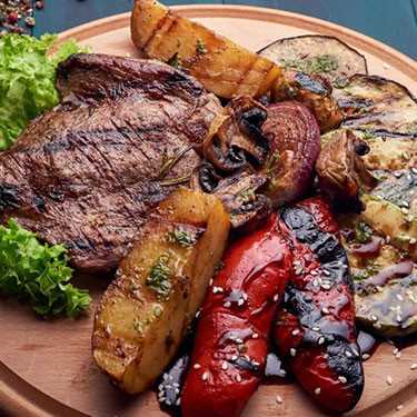 Блюдо из стейков с овощами CASANOVA Restaurant Karaoke & Bar